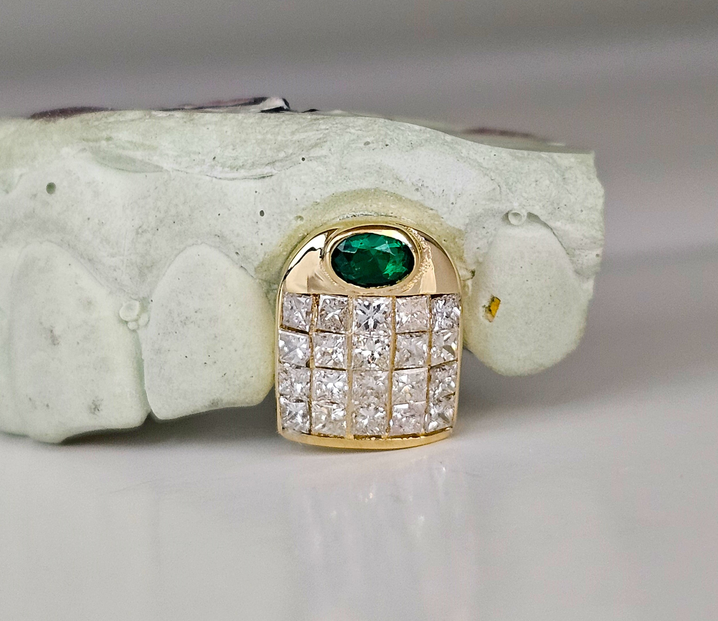 Diamond with Emerald , Invisible Set VVS Quality DQ1034