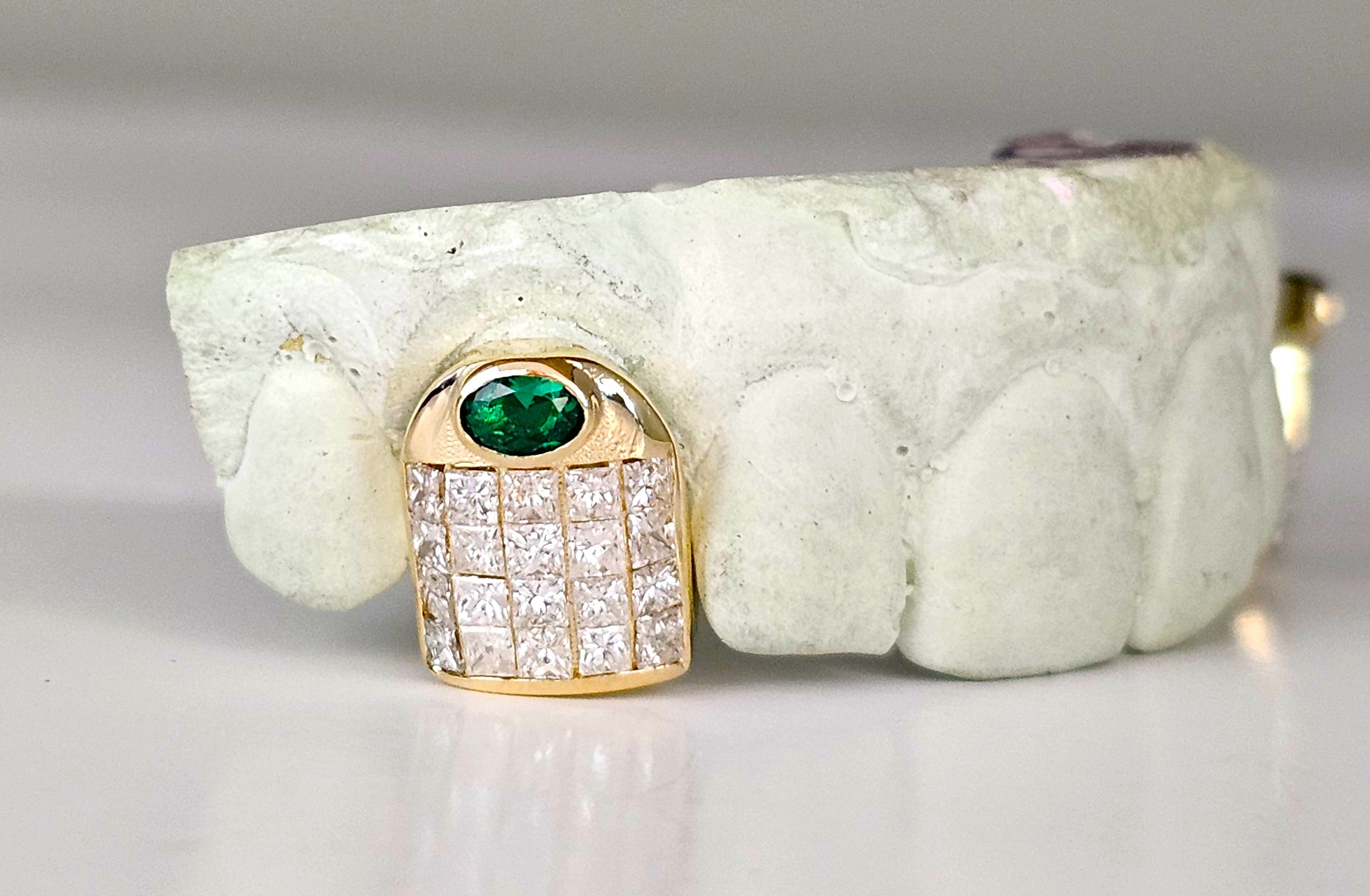Diamond with Emerald , Invisible Set VVS Quality DQ1034