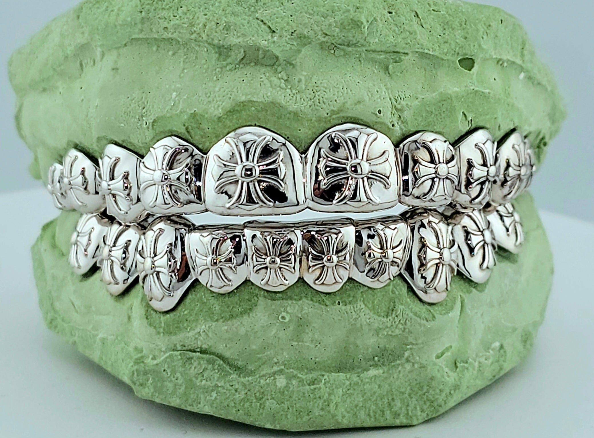 Chrome Hearts グリーシー Chrome Hearts Grillz DQ1998 – Gold Teeth America