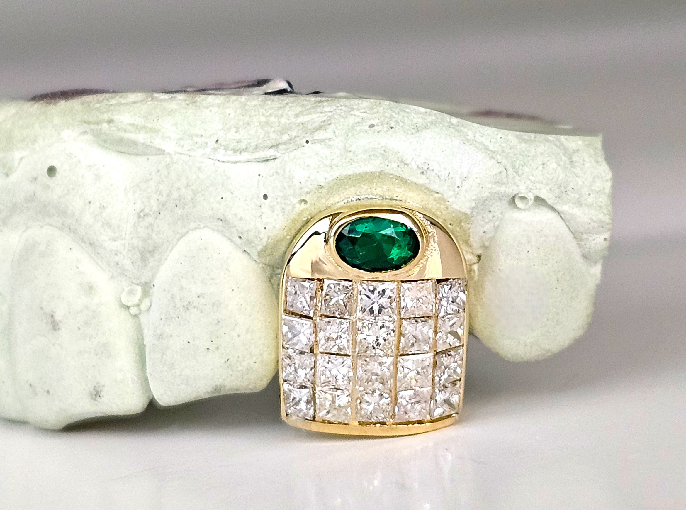 Diamond with Emerald , Invisible Set VVS Quality DQ1034